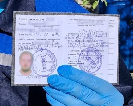 Обратите внимание: специалисты &laquo;Карелгаза&raquo; работают в спецодежде. У каждого при себе обязательно есть такое удостоверение с печатью организации. Пожалуйста, не стесняйтесь просить его показать перед тем, как впустить человека в дом